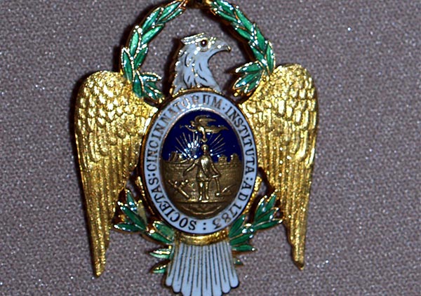 On this side, the words encircling the picture are 